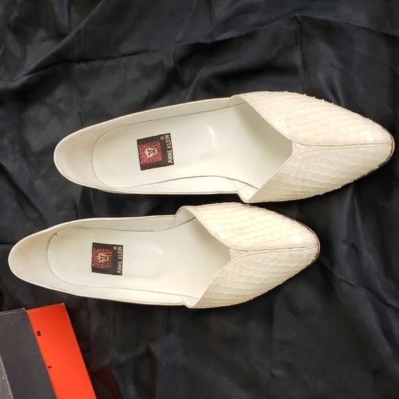 Anne Klein Whips Kid Leather Ivory 1" Heel Flats 8N Snake Look In Original Box - Picture 2 of 14